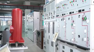 Binnen in Tianan: vitrine voor uitrusting en gereedschapopslag